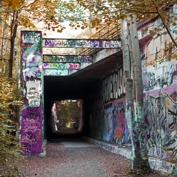 Bahntunnel mit Graffiti